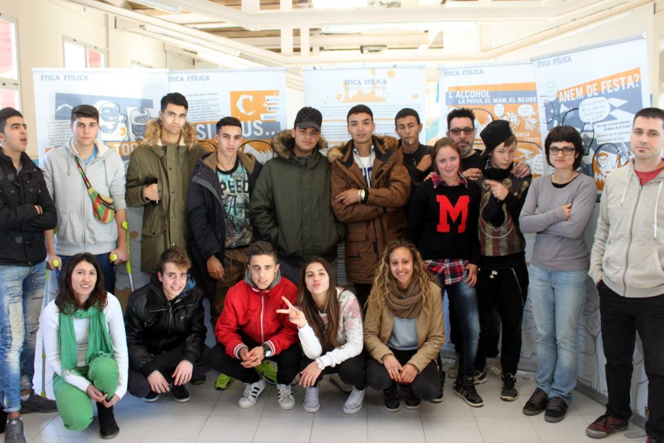 1448974804Un dels grups d'alumnes que han visitat la mostra i els tallers.JPG